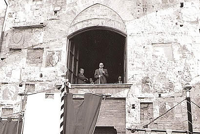 Ivo Fanciullini, dalla finestra del Sindaco ad una manifestazione del 25 Aprile (Festa della Liberazione)