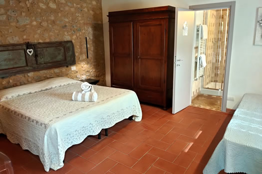 Dreibettzimmer im Agriturismo in der Nähe von San Gimignano