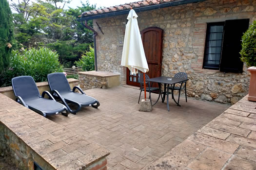 Rum med terrass och egen ingång i en bondgård i San Gimignano