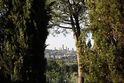 La splendida veduta panoramica sul borgo medievale di San Gimignano e le sue torri