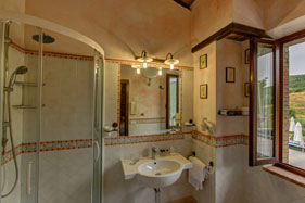 Rum med badrum i en bondgård i Toscana i San Gimignano