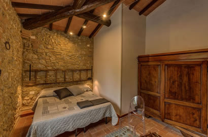Camere in stile rustico toscano nel primo agriturismo della Toscana