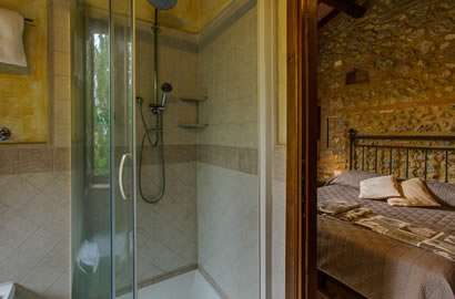 Sleep in farmhouse in Tuscany