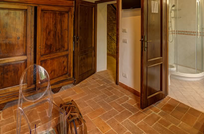 Camere in agriturismo con porte insonorizzate a San Gimignano