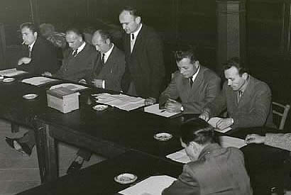 A Town Council in the Sala di Dante Alighieri